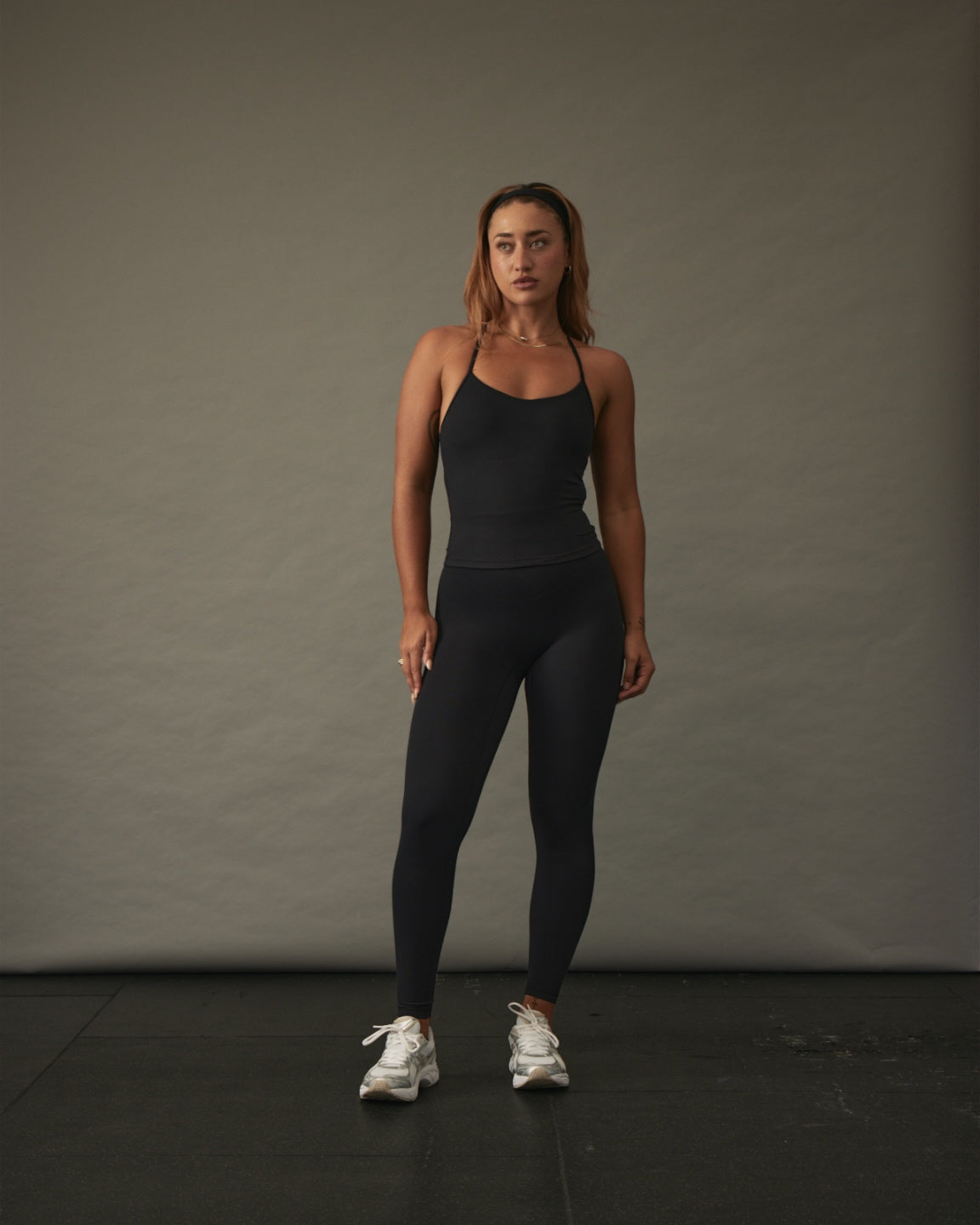 YK Move Cloud Scoop Top | Black