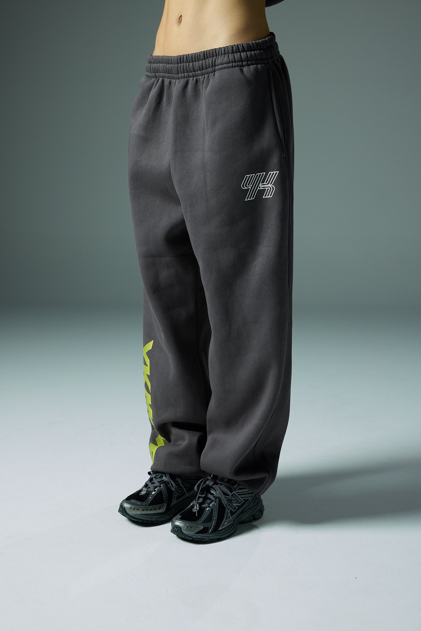 YK Move Activate Sweatpants | Charcoal