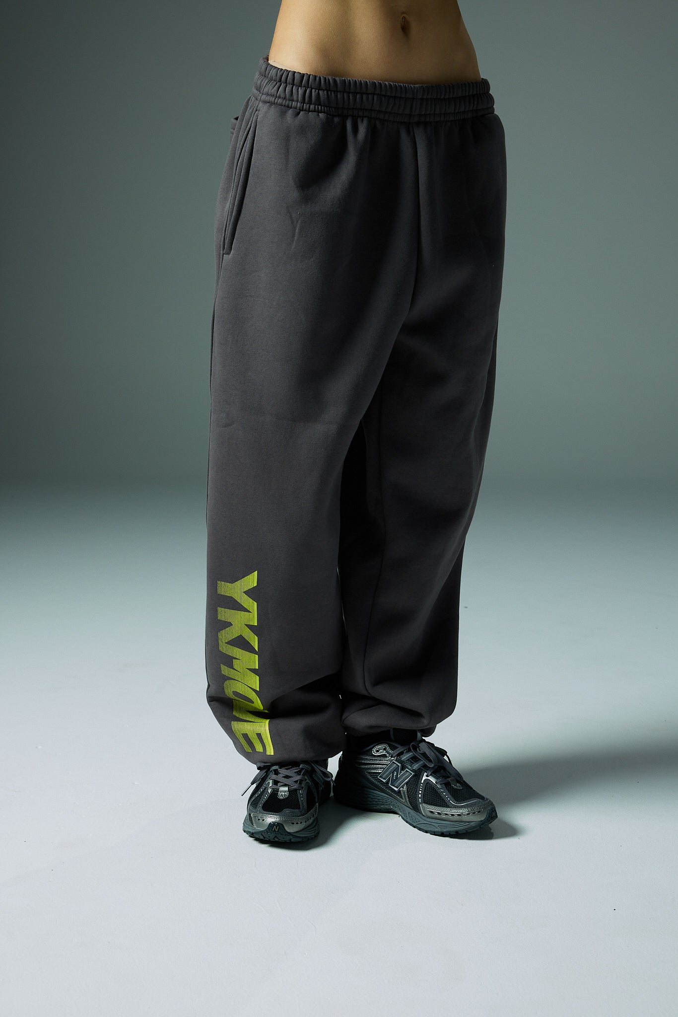 YK Move Activate Sweatpants | Charcoal