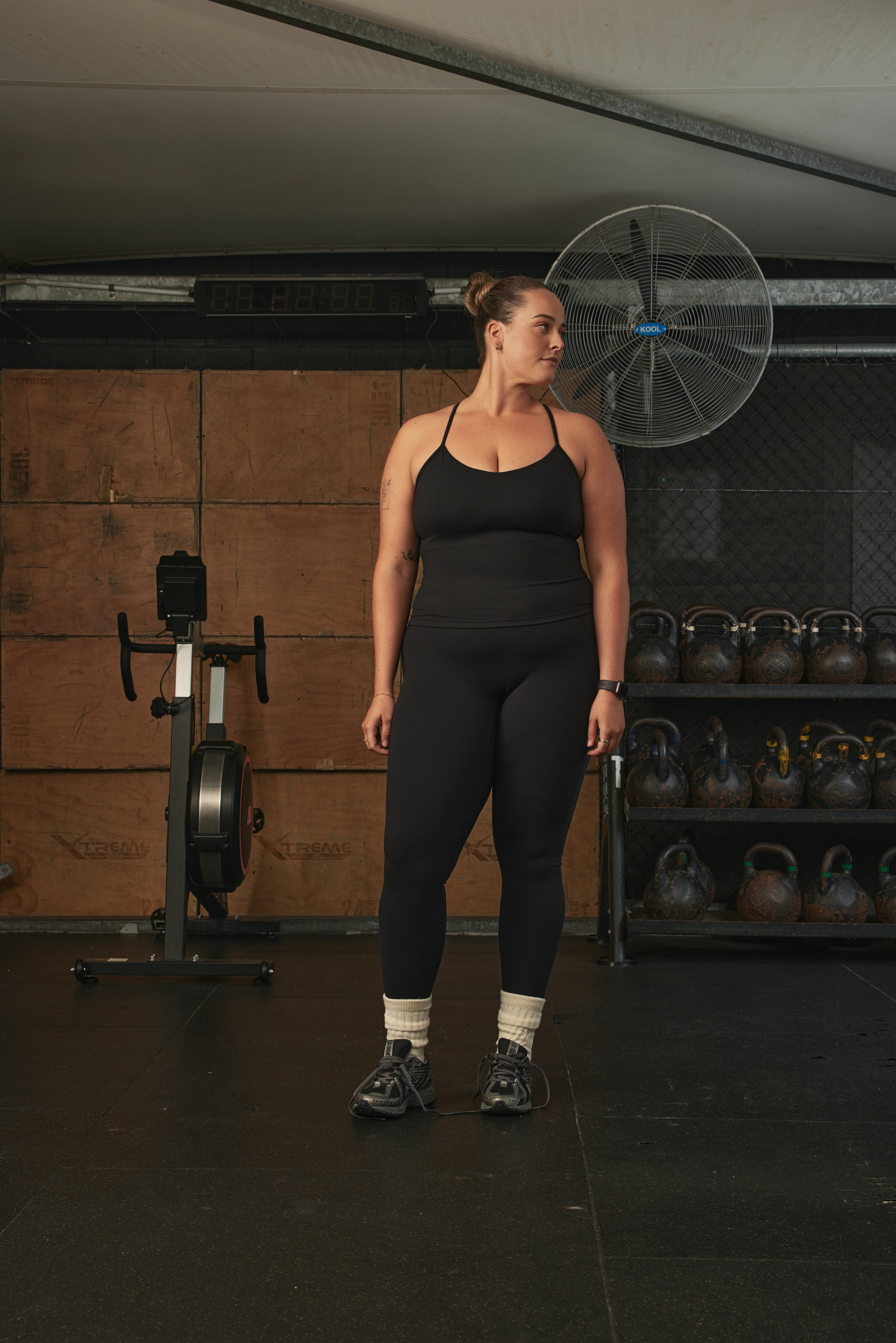 YK Move Cloud Scoop Top | Black